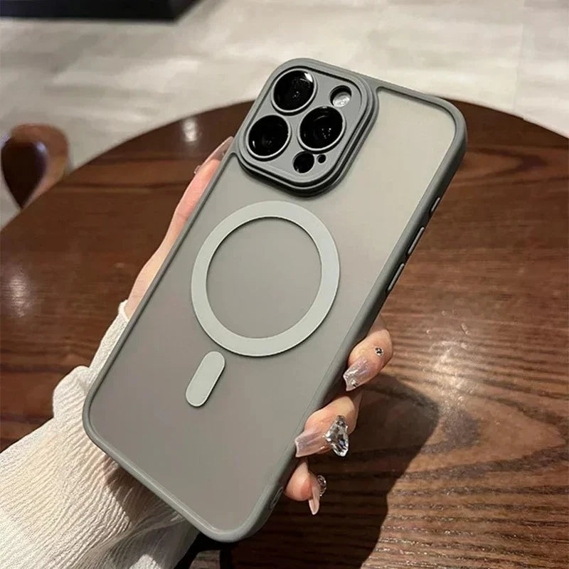 Capa Magnética Translucente Premium p/ iPhone | Proteção Matte & Carregamento MagSafe