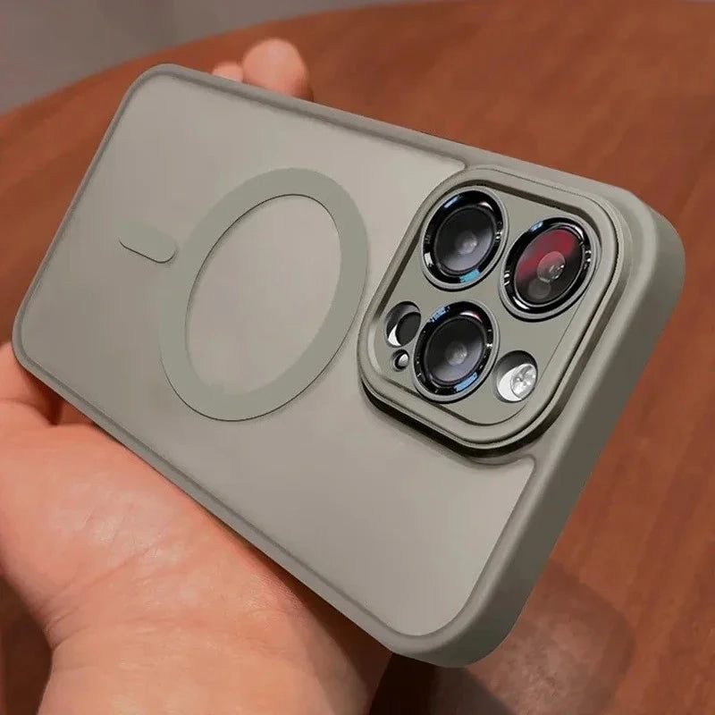 Capa Magnética Translucente Premium p/ iPhone | Proteção Matte & Carregamento MagSafe