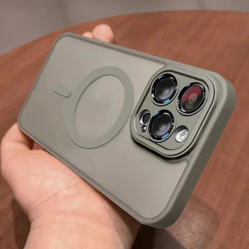 Capa Magnética Translucente Premium p/ iPhone | Proteção Matte & Carregamento MagSafe